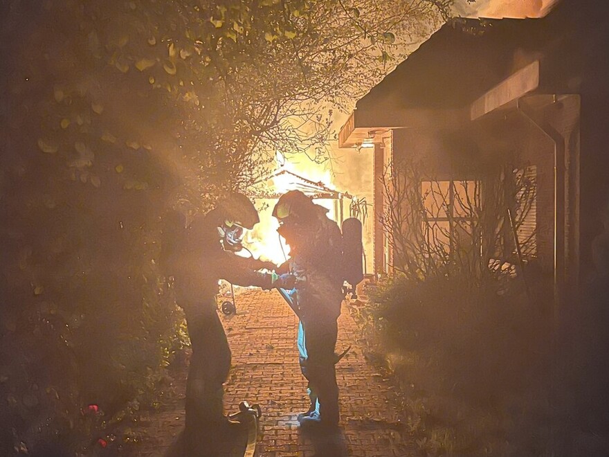 Atemschutzgeräteträger auf dem Weg zur Brandbekämpfung