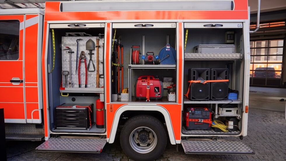 Seitenansicht des Feuerwehrinformationsmobil mit feuerwehrtechnischer Beladung