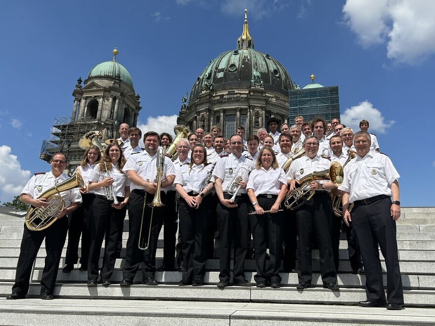 Gruppenbild des Musikzuges und unserem LBD mit Berliner Dom im Hintergrund
