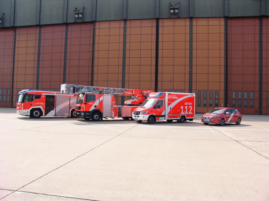 Feuerwehrfahrzeuge vor einem Hangar