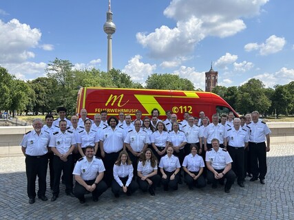 Gruppenbild des Musikzuges und unserem LBD mit Berliner Fernsehturm und Rotem Rathaus im Hintergrund