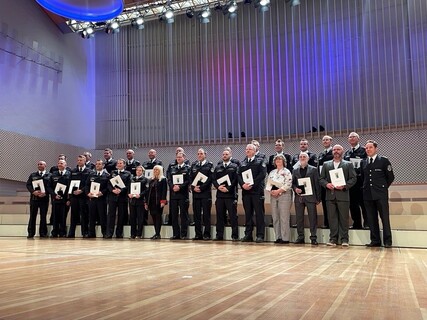 Gruppenfoto der Geehrten der Berliner Feuerwehr