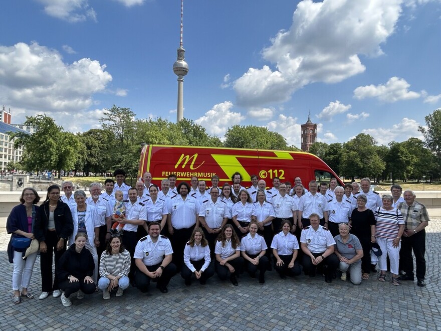 Gruppenbild der gesamten Reisegruppe und unserem LBD mit Berliner Fernsehturm und Rotem Rathaus im Hintergrund