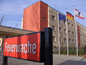 Vor der neuen Feuerwache Hellersdorf