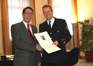 �bergabe der Ernennungsurkunde durch den Innensenator