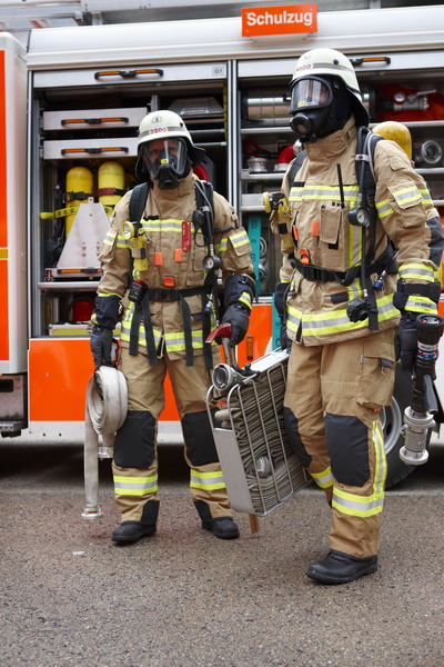 Zwei Feuerwehrleute in Schutzkleidung