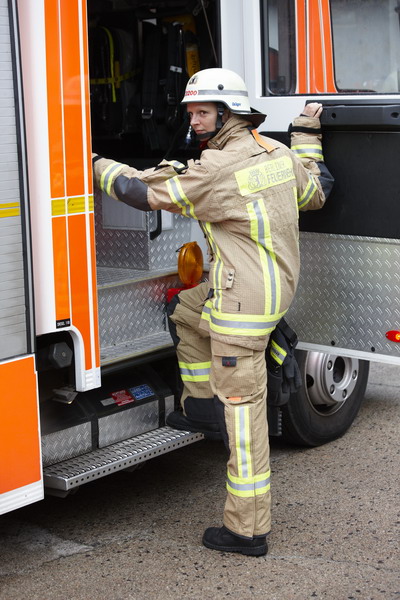 Feuerwehrfrau mit Schutzkleidung und Helm