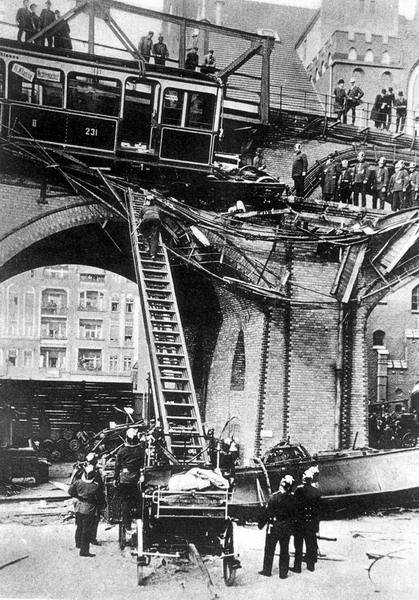 Entgleiste Wagen, Feuerwehrleiter