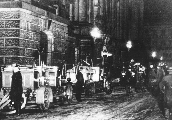 Feuerwehrfahrzeuge vor dem Gebäude