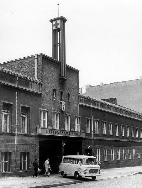 Gebäude mit Durchfahrt und Einsatzfahrzeug