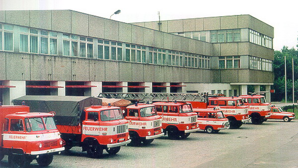 Wachgebäude mit Einsatzfahrzeugen