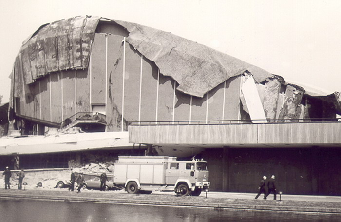 Einsatzfahrzeug vor der Kongresshalle