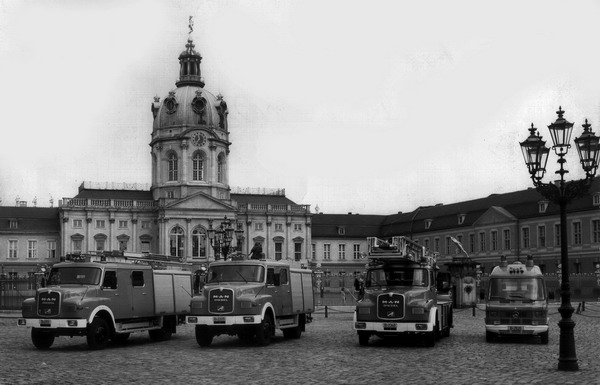 Vier Einsatzfahrzeuge, im Hintergrund Schloß Charlottenburg
