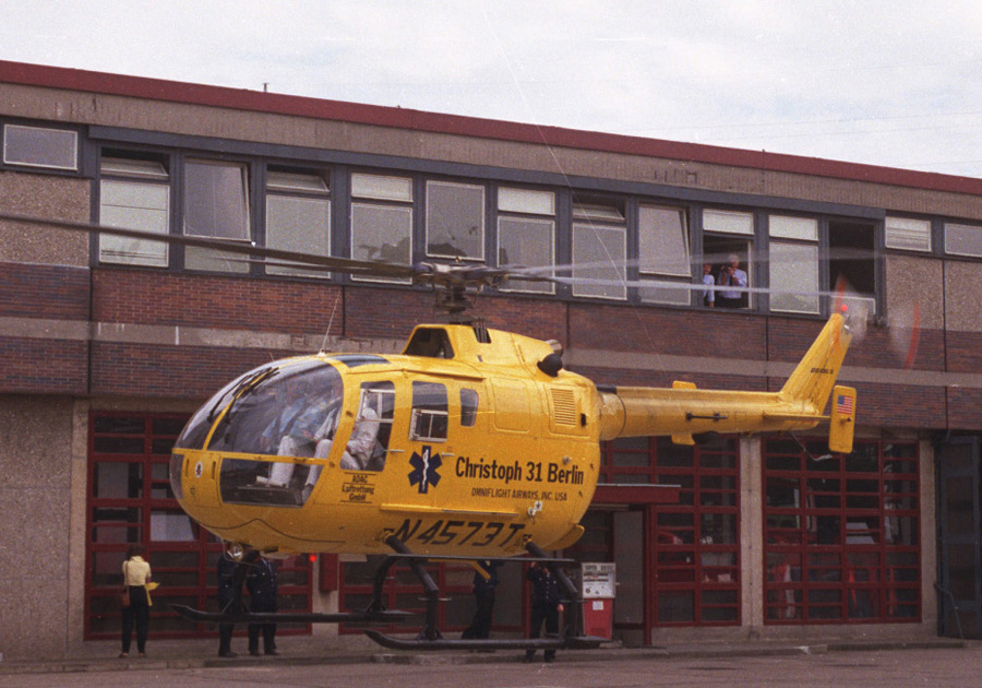 Hubschrauber vor Feuerwache