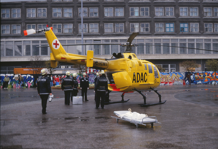 Hubschrauber mit Einsatzkräften