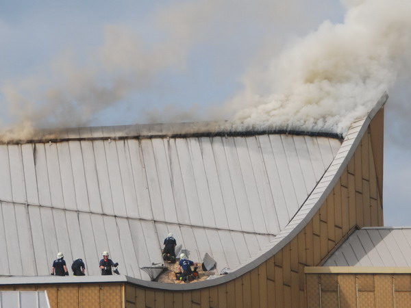 Feuerwehrleute auf dem Dach der Philharmonie