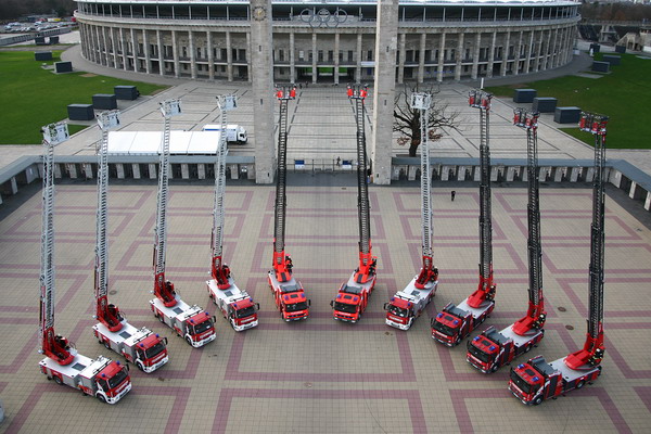 Zehn Drehleiterfahrzeuge im Halbkreis vor dem Olympiastadion