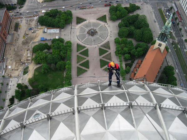 Höhenretter trainiert an der Kugel des Fernsehturms