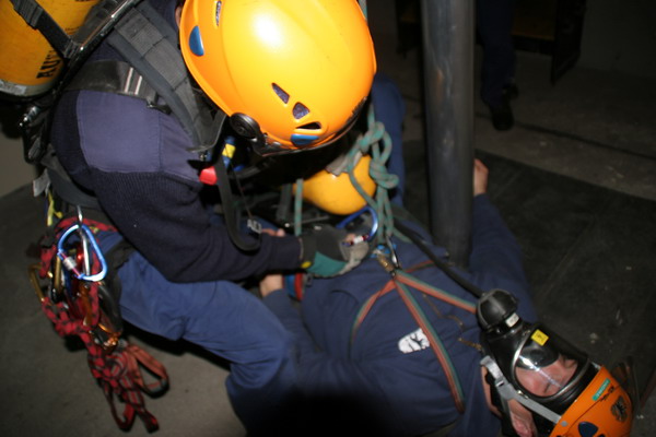 Zwei Höhenretter mit Sicherungssystem