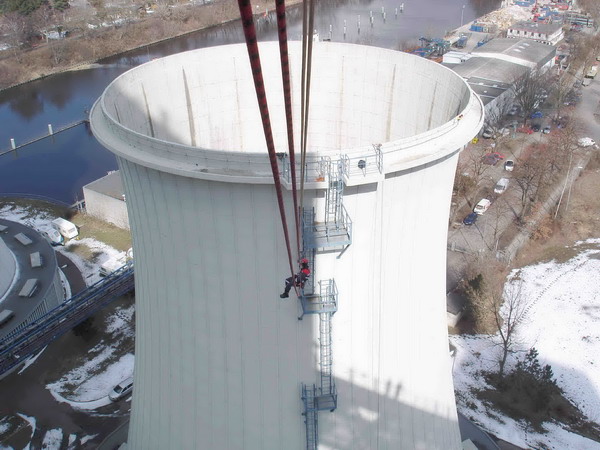 Am Kühlturm einer Industrieanlage