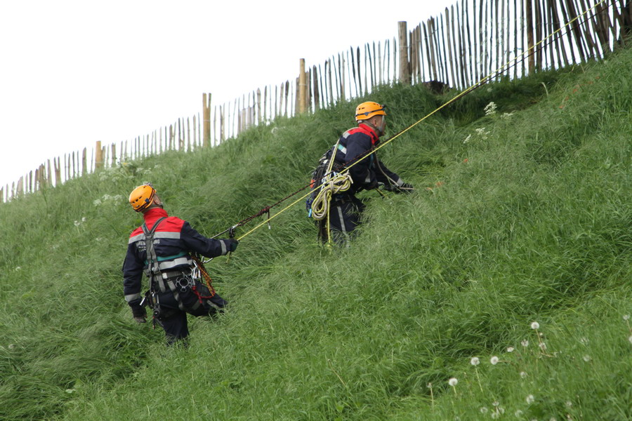 Retter und Opfer auf dem Weg nach unten