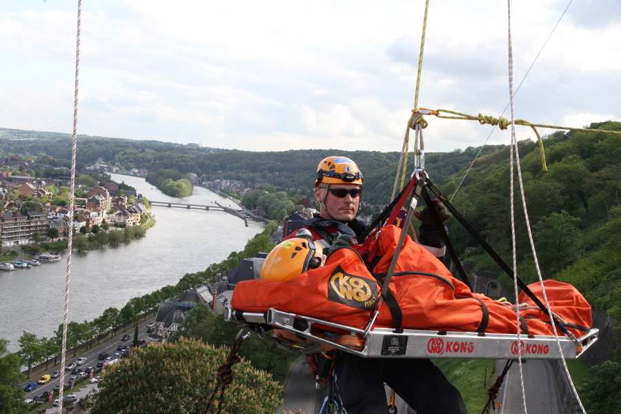 Retter und Opfer auf dem Weg nach unten