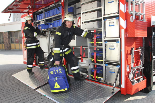 AB MANV mit Feuerwehrleuten