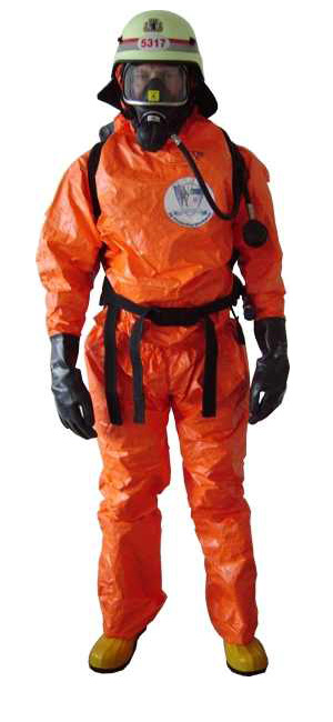 Person mit Helm und Maske im Chemieschutzoverall