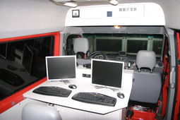 Zwei Computerarbeitsplätze im Gerätewagen Messtechnik