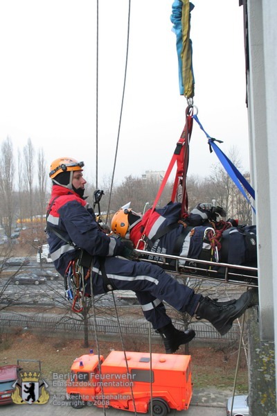 Rettung mit der Schwerlasttrage aus dem Fenster