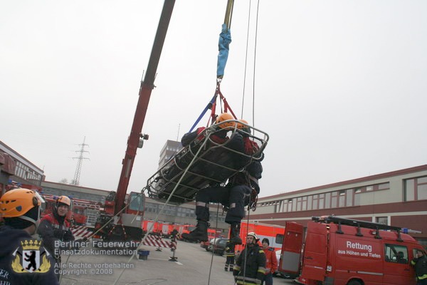 Rettung mittels Schwerlasttrage in Zusammenarbeit mit dem TD