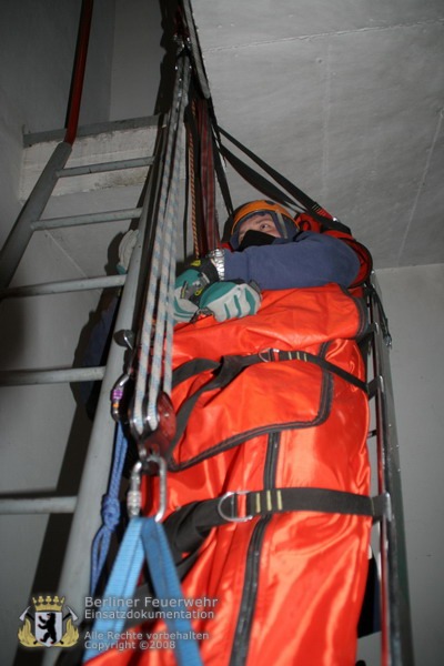 Person in Trage beim Aufseilen im Schacht