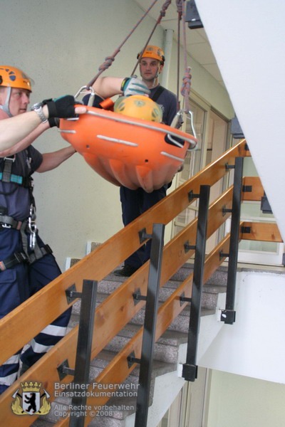 Seilunterstützter Transport einer Person im Treppenhaus