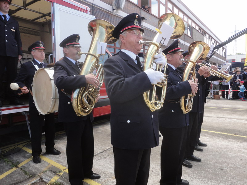 Feuerwehrleute mit Musikinstrumenten