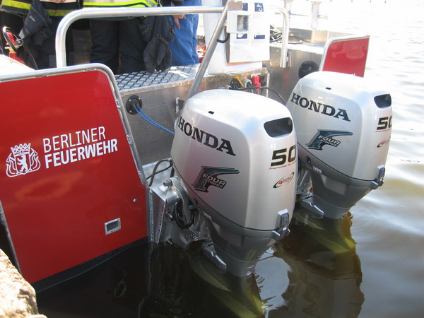 Mehrzweckboot, 2 Außenbordmotoren am Heck