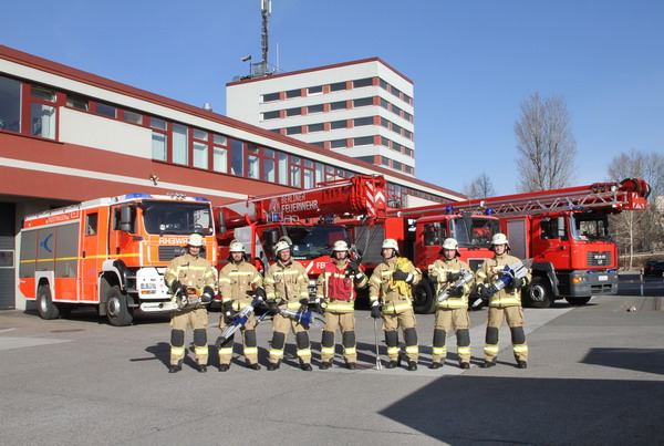 Feuerwehrleute vor Feuerwache