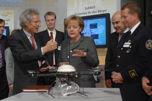 Bundeskanzlerin informiert sich am Messestand