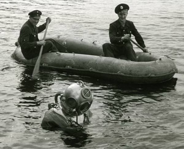Feuerwehrleute im Schlauchboot, ein Taucher im Wasser