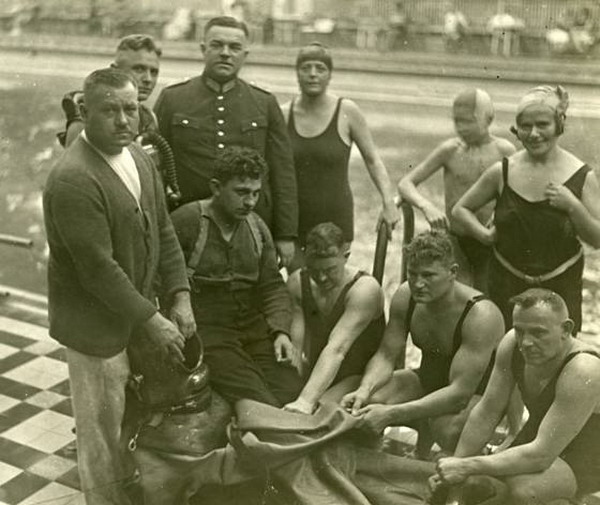 Feuerwehrleute am Schwimmbecken