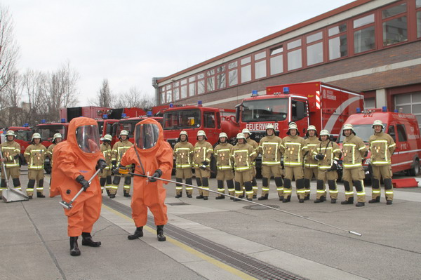 Zwei Feuerwehrleute mit Schutzanzügen