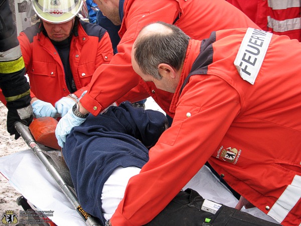 Verletzte Person wird versorgt