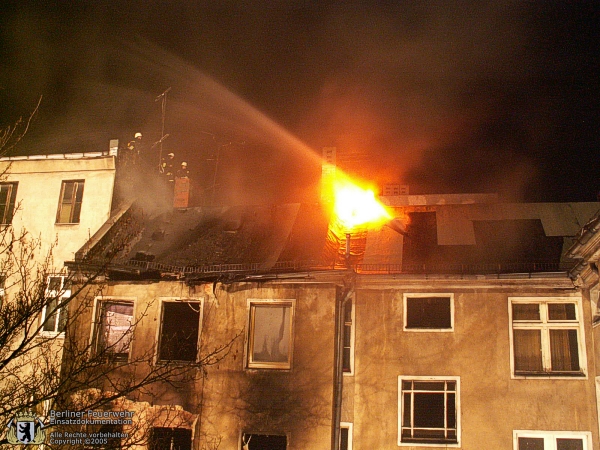 Flammen schlagen aus dem Dach