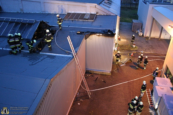 Löscharbeiten auf dem Dach