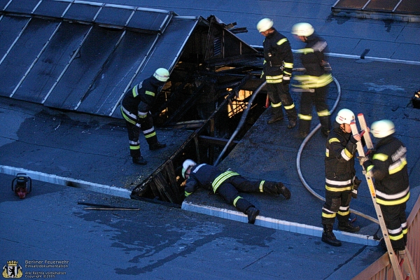 Löscharbeiten auf dem Dach