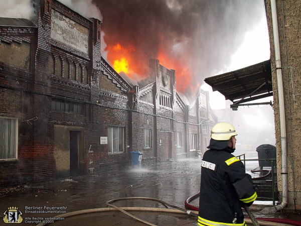 Flammen schlagen aus dem Dach