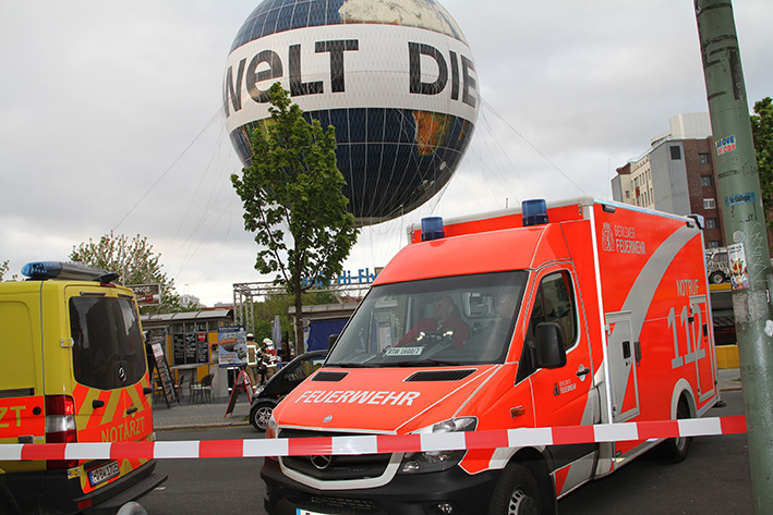 Rettungswagen vor Aussichtsballon