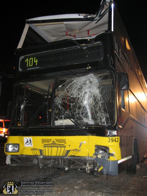 Frontschaden am BVG-Bus