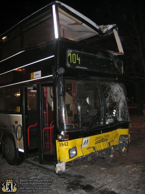 Frontschaden am BVG-Bus