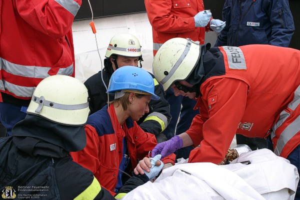 Versorgung des Verletzten auf dem Dach