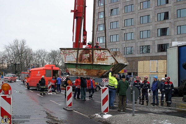 Der Verletzte wird in Empfang genommen